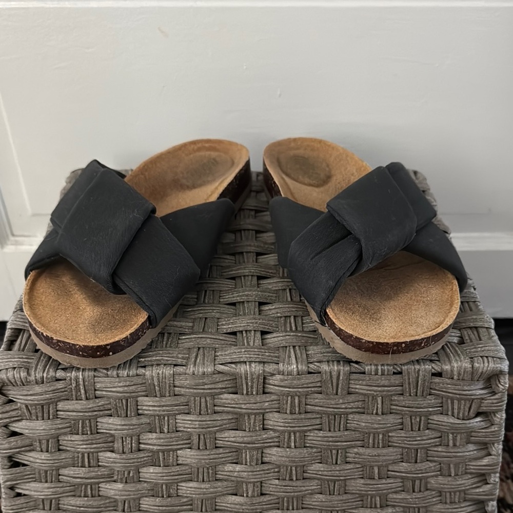 Aerie Puffy Black Cross Strap Sandals Size 7.5